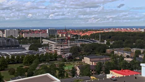 Überfliegen-Eines-Mehrfamilienhauses-Und-Sicht-Auf-Die-Innenstadt-Und-Die-Meereslandschaft-Von-Malmö