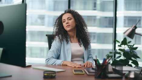 Nervöses-Mädchen-Scheitert-Bei-Der-Arbeit,-Sitzt-Im-Büro,-Nahaufnahme.-Traurige-Frau-Hat-Es-Satt-Zu-Scheitern.