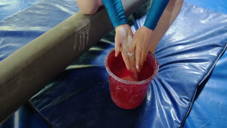 gimnasta poniendo polvo de tiza en sus manos