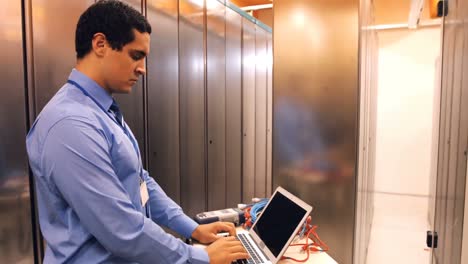 técnico trabajando en una computadora portátil