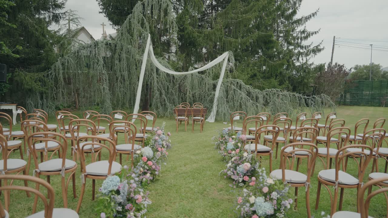 꽃과 자연 아치로 장식된 로맨틱한 정원 결혼식 장소