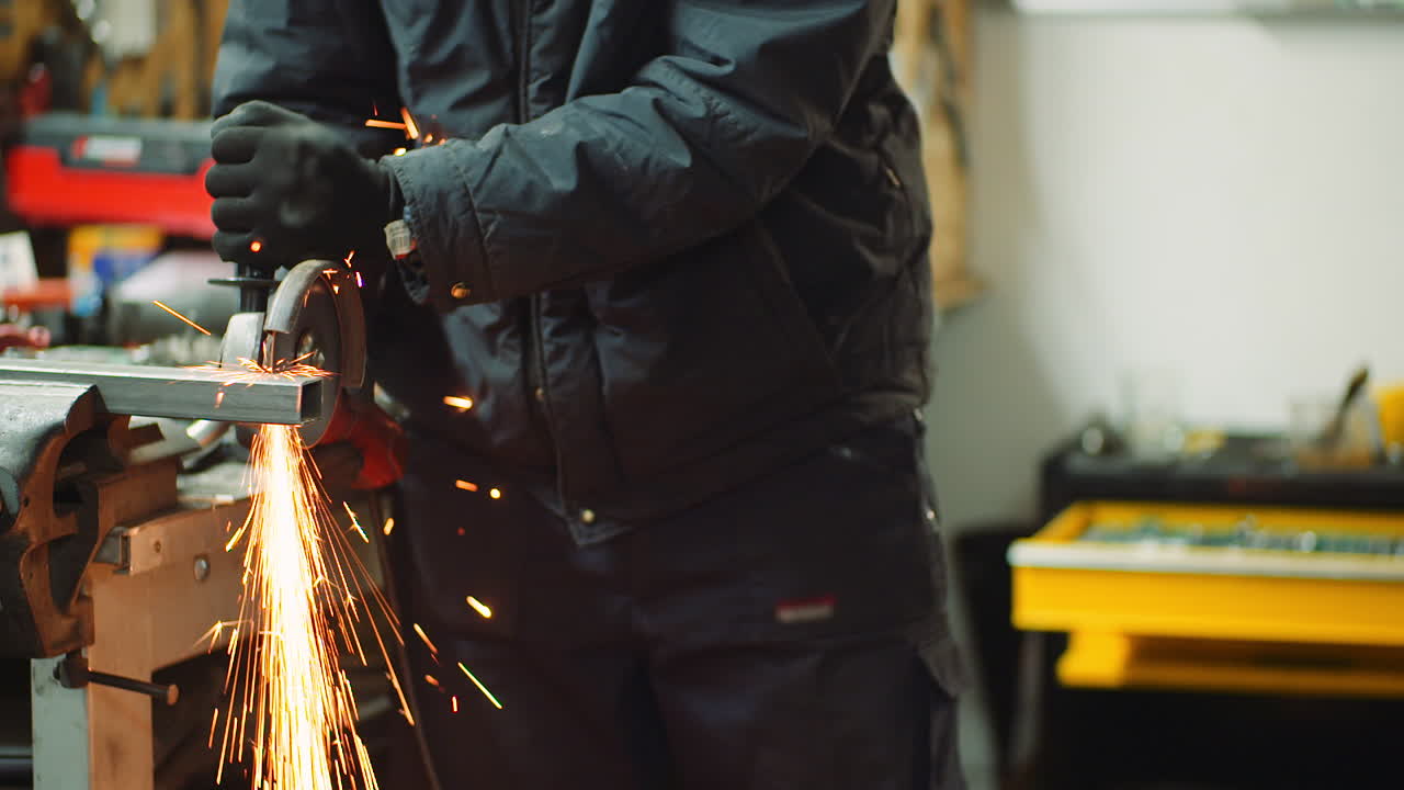 угловая шлифовальная машина для резки металла в мастерской 41