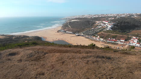 Enthüllen-Schuss-Von-Sandstrand-Neben-Ericeira