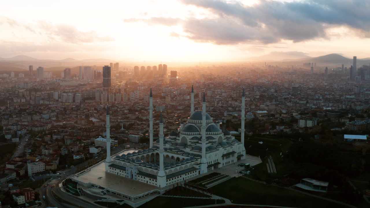 vista aérea de la mezquita camlica con vistas a la ciudad al amanecer en estambul, turquía