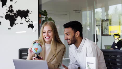 Woman-working-in-a-travel-agency