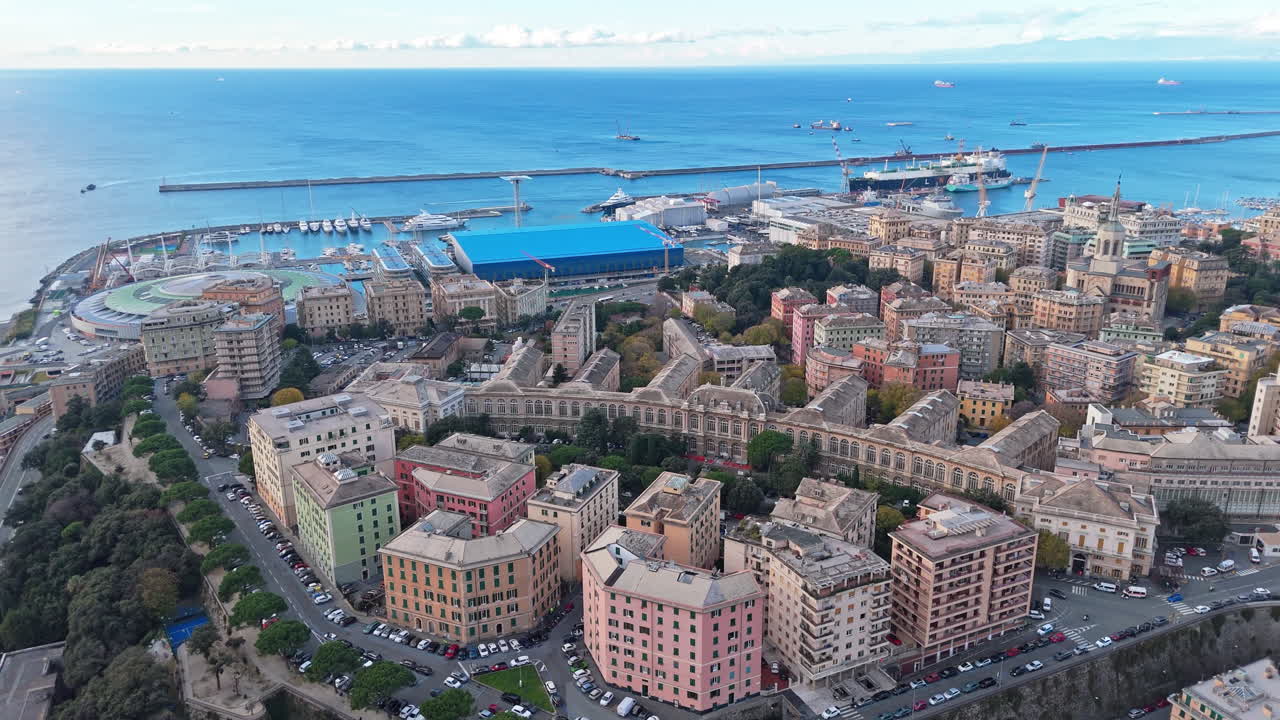 Vista aerea del centro di Genova e del porto, vivace paesaggio urbano