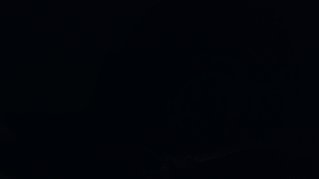 luces de emergencia parpadeando en el coche de ambulancia por la noche. carrocería de emergencia del vehículo