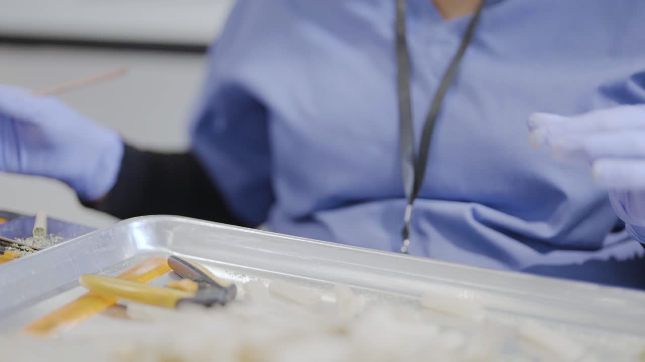 disparo de seguimiento de un trabajador de la fábrica y llenando los porros de cannabis, primer plano