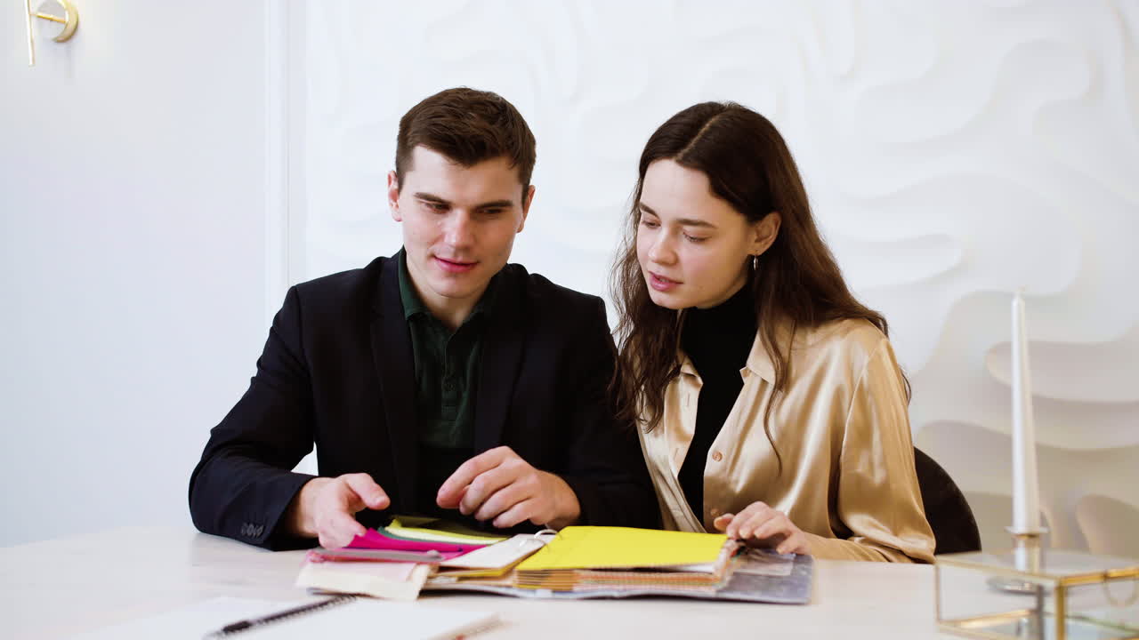 пара сидит в офисе свадебного планировщика.