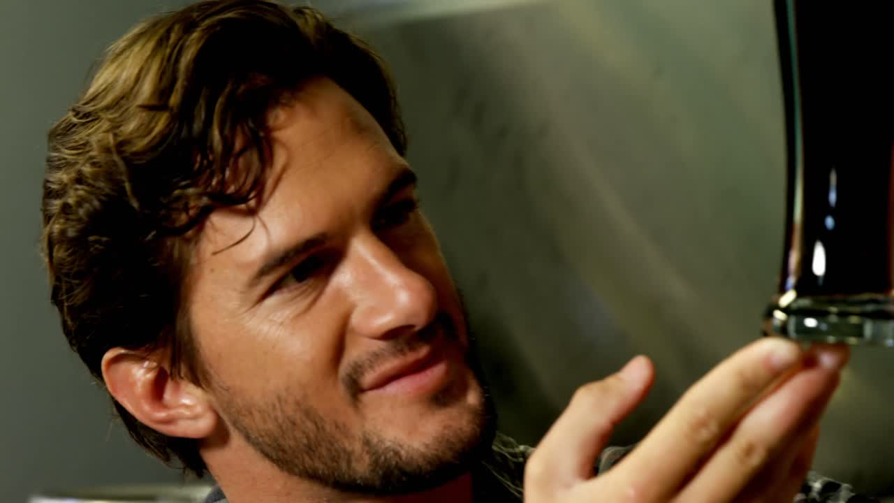 맥주 4k의 파인트를 확인하는 맥주 제조자