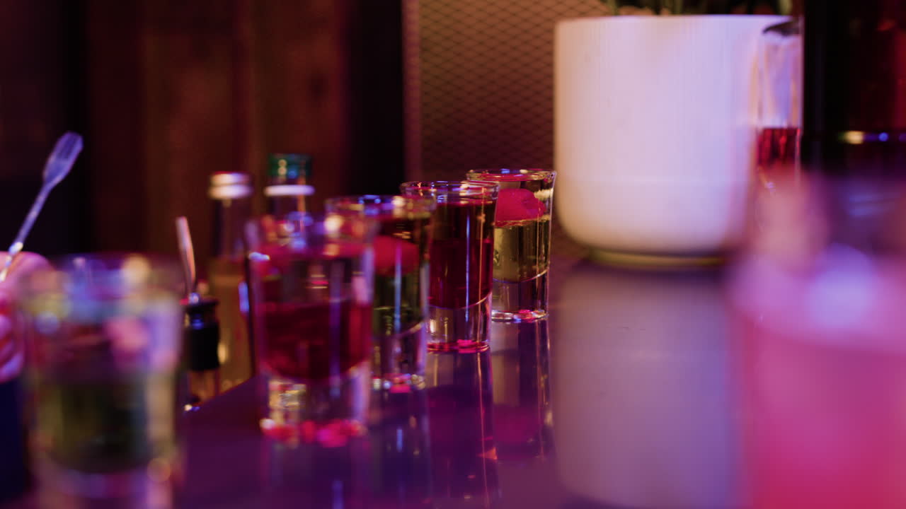 el camarero preparando las copas.