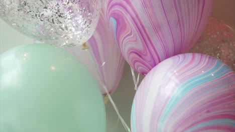 dolly disparó globos de colores en la fiesta. color pastel. concepto festivo y de cumpleaños