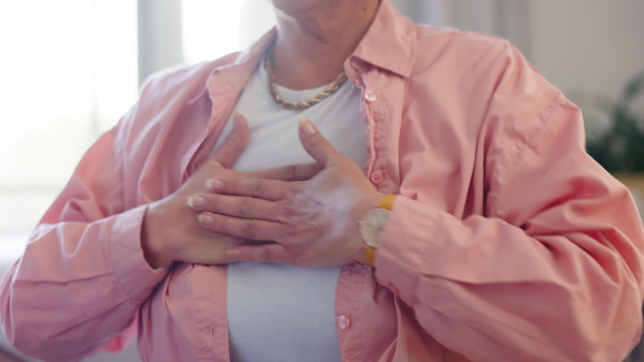 médico, consulta y mujer con dolor en el pecho