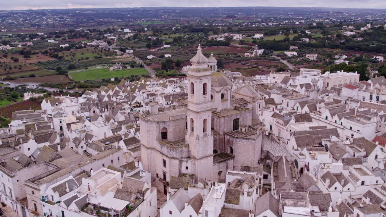 Pueblo bullicioso con edificios blancos, Locorotondo, Bari, Italia
