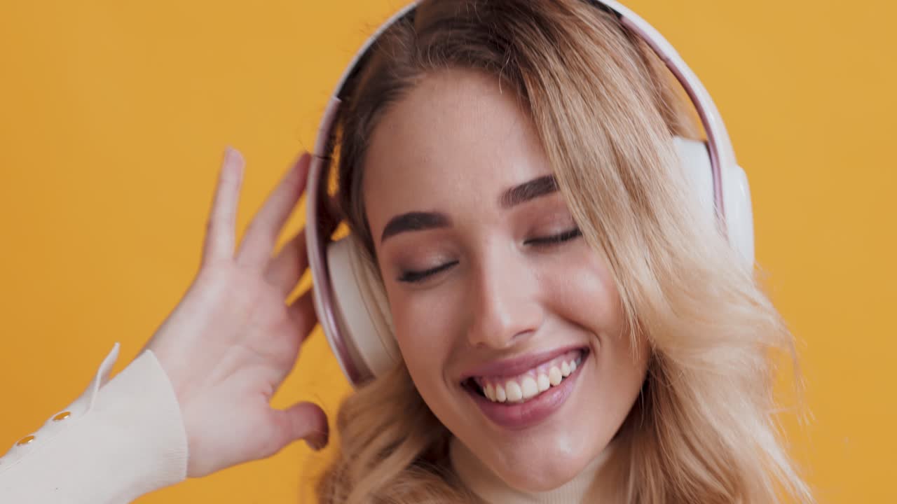 mujer escuchando música con auriculares