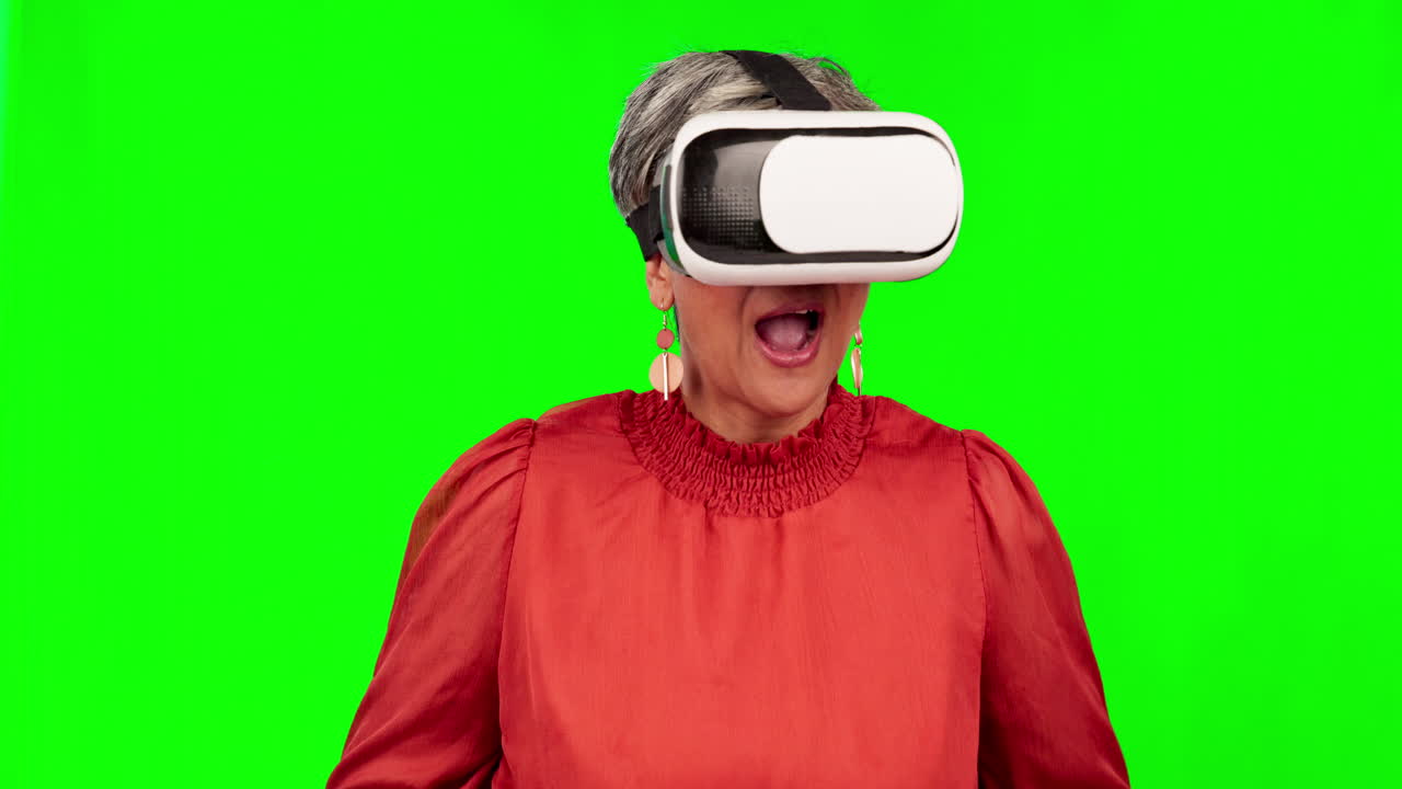 mujer anciana experimentando la realidad virtual