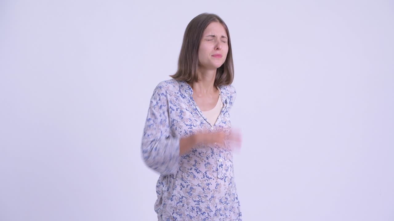 짧은 머리카락을 가진 젊은 아름다운 임신한 여성