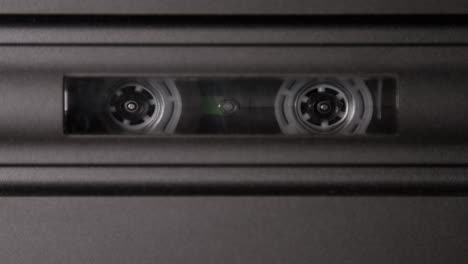 imágenes de un cassette compacto que se reproduce en una grabadora vintage de la era de los noventa