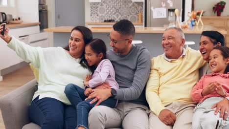 Familia,-Selfie-En-Casa-Y-Niños-Con-Abuelos