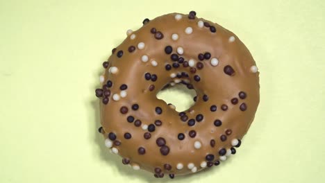 delicioso y dulce donut girando sobre un fondo de colores