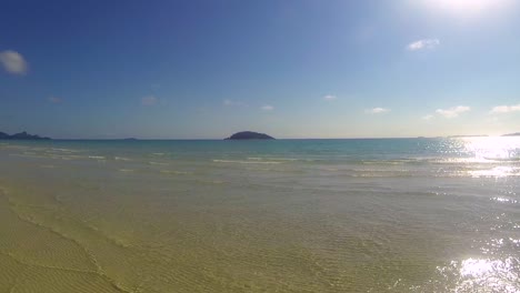 Caminando-A-Través-Del-Mar-Cristalino-De-Las-Islas-Whitsunday-En-Australia