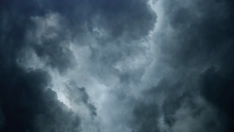 tormenta de 4k con muchos relámpagos