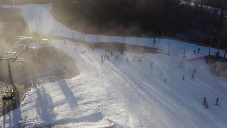 4K-Luftdrohnen-Skiresort-Schneemaschinen,-Die-Schnee-Im-Bundesstaat-New-York-Blasen