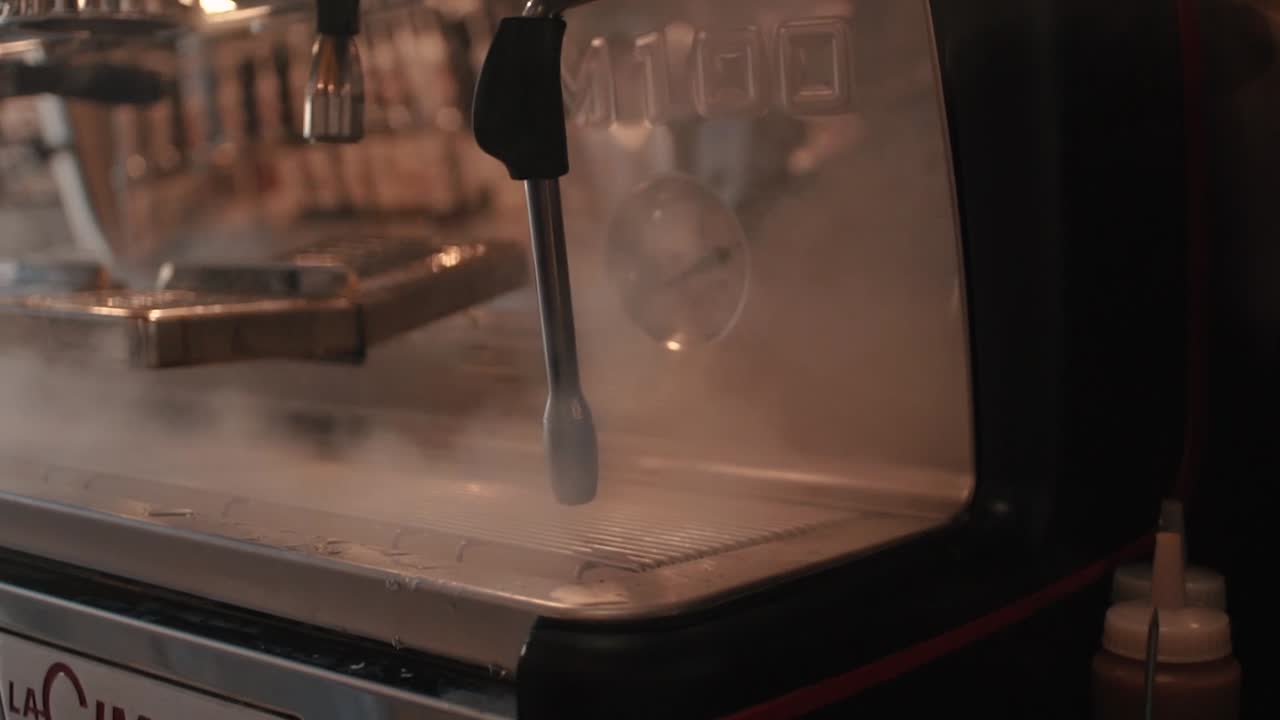 Pulizia della superficie di una macchina da caffè. Un barista prepara caffè in un bar. Preparazione dell'espresso nella macchina da caffè