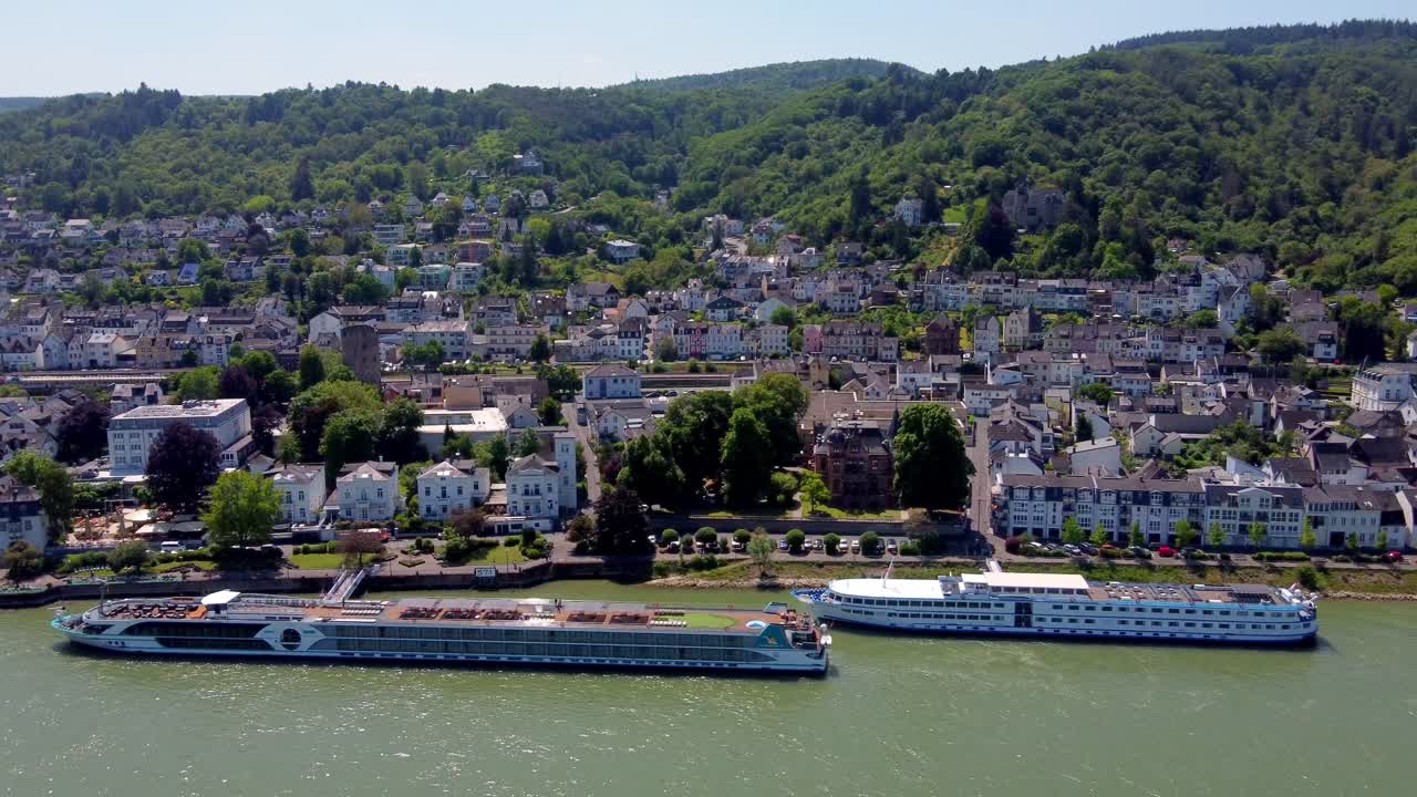 독일 보파드 시의 항구에 정박한 대형 라인 강 크루즈 여객선과 바지 호텔