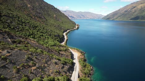 Kurvenreiche-Straße-Am-Seeufer-Des-Wakatipu-Sees