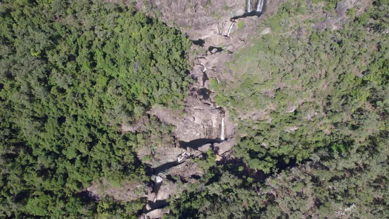 vista de pájaro de las cataratas jourama en el parque nacional paluma range, australia - disparo de drones