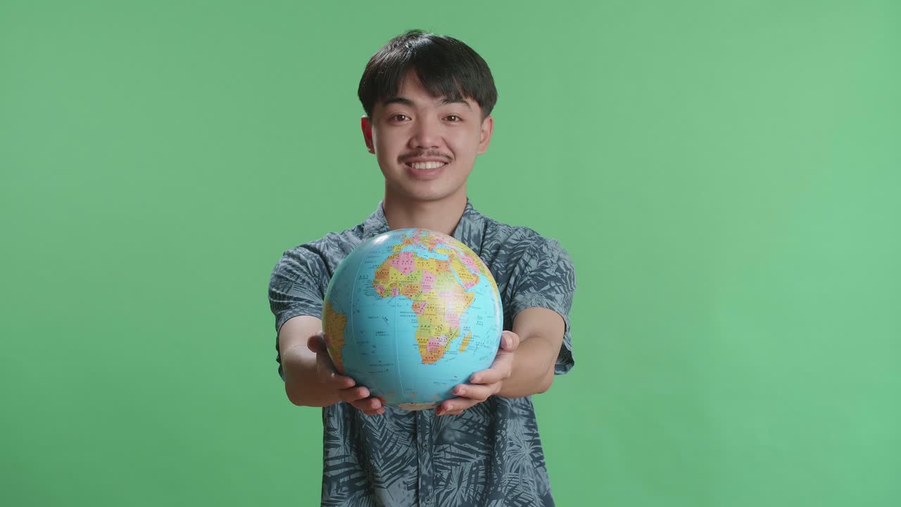 hombre sosteniendo un globo