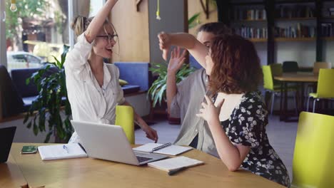 Aufgeregt-Reife-Studenten-Diskutieren-Tolle-Ideen-In-Der-Bibliothek