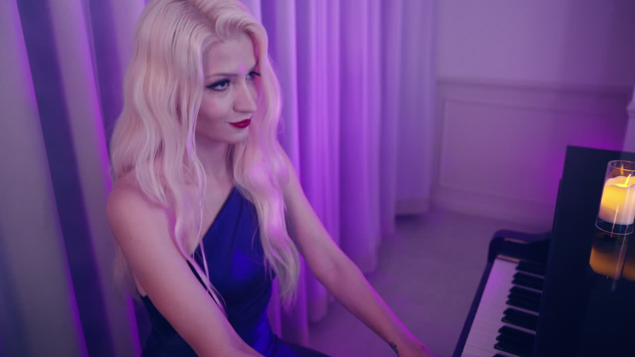 mujer rubia con vestido tocando el piano en un pub o salón de club nocturno iluminado con luces azules púrpuras - empujón de ángulo alto - tiro de grúa