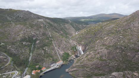 vista aérea de la cascada de ezaro en galicia, españa