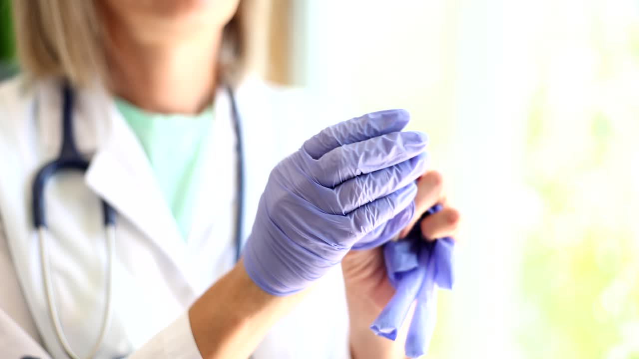 el doctor se pone los guantes.