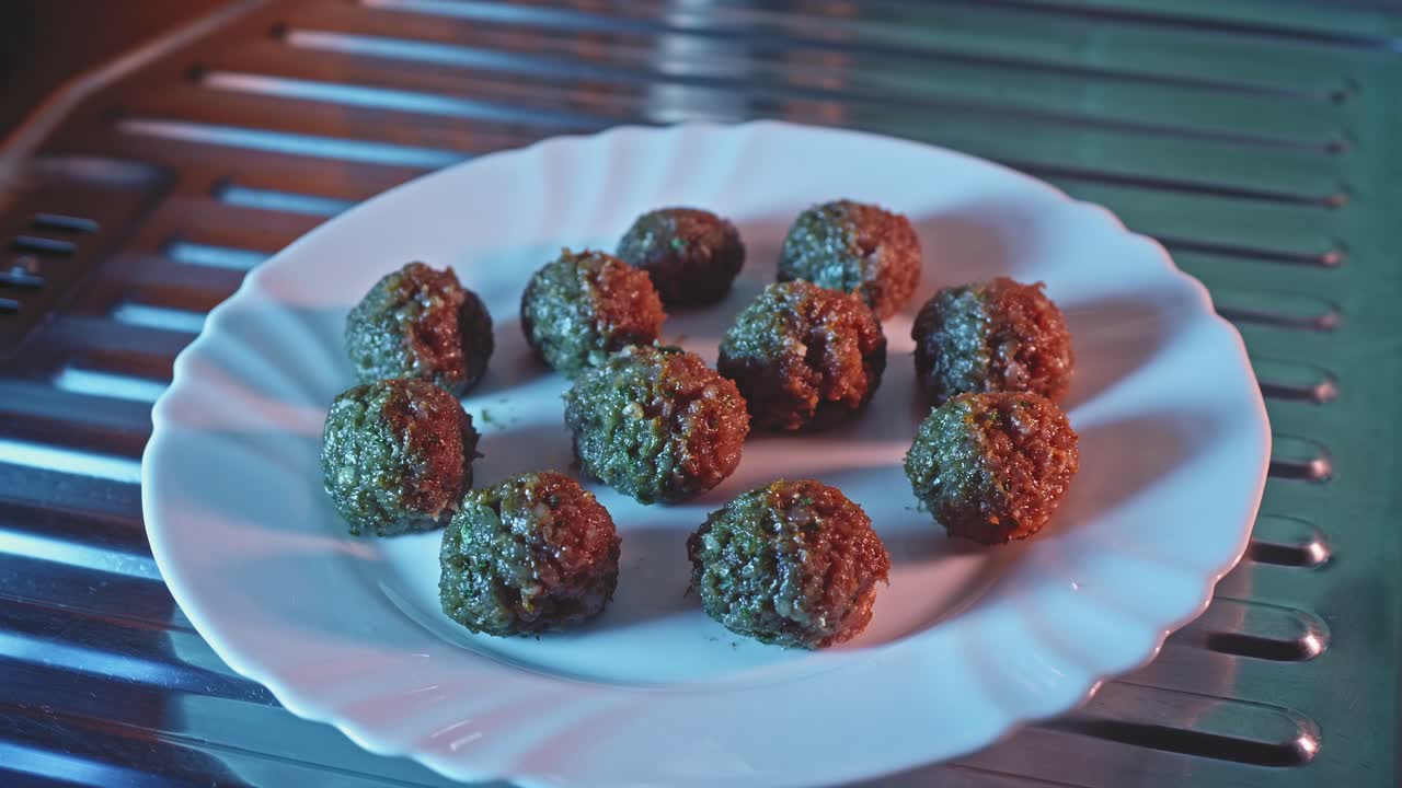 albóndigas ricas en proteínas de carne cruda en un plato listo para cocinar