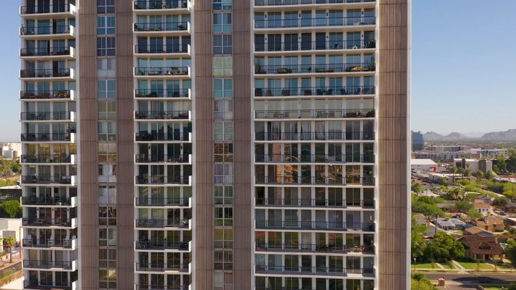 Ripresa aerea in ascesa della facciata di un generico condominio a Phoenix, Arizona