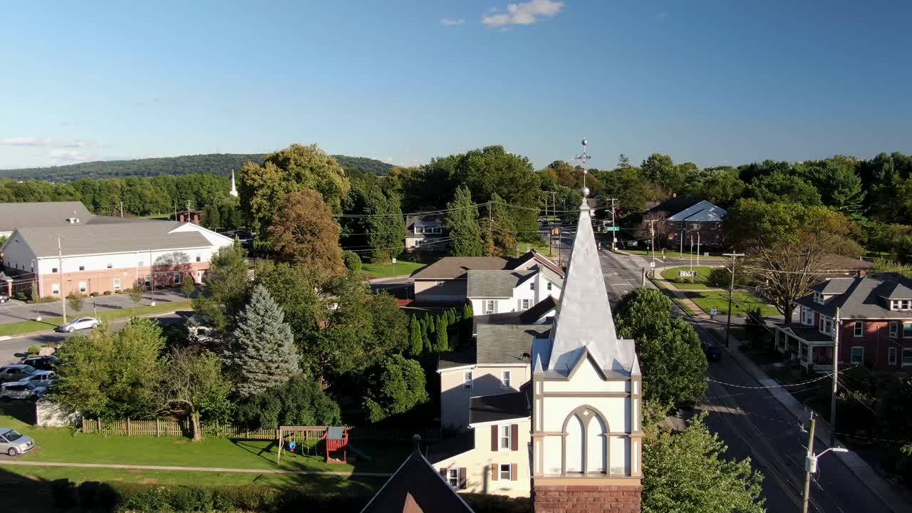 미국의 작은 마을에있는 오래된 역사적인 교회의 공중 철수 공개 샷, 미국에서 기독교의 총격을 가하는 미국