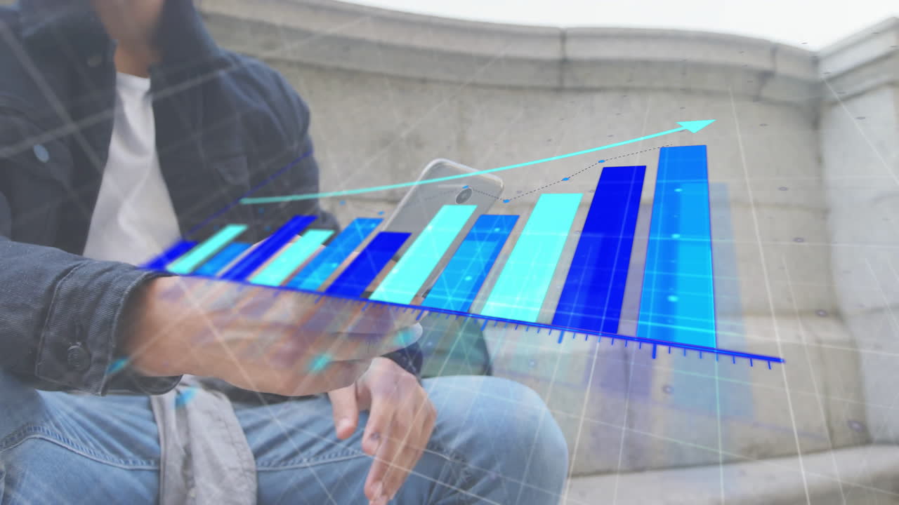 animación del procesamiento de datos financieros sobre un hombre biracial usando un teléfono inteligente