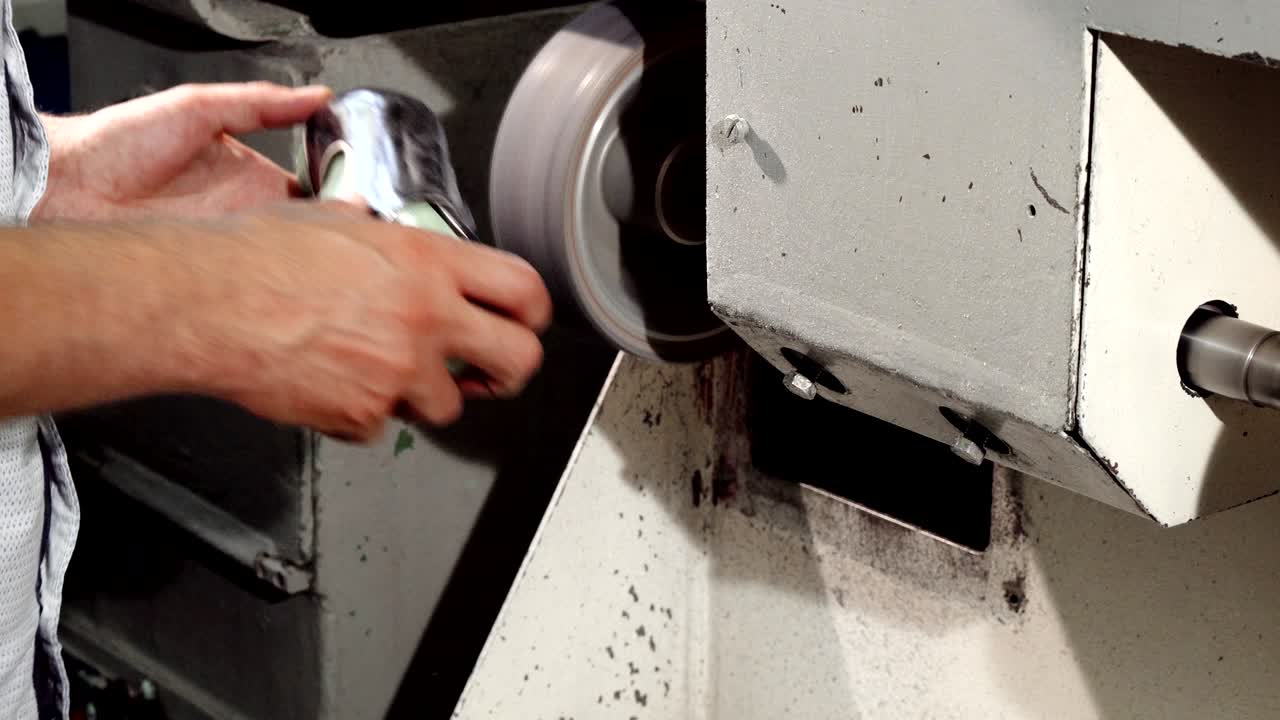 공예 가루 기계 에서 일 하는 신발 제작자 의 슬라이딩