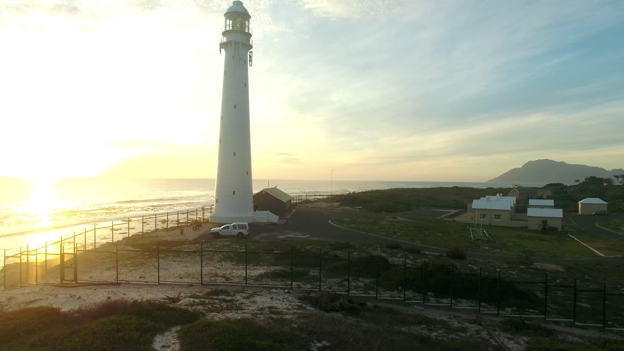 어 ⁇ 을 밝히고