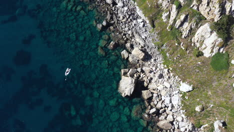 Barco-A-Lo-Largo-De-La-Costa-De-Porquerolles-Vista-Aérea-Acantilados-Rocas-Y-Mar-Azul