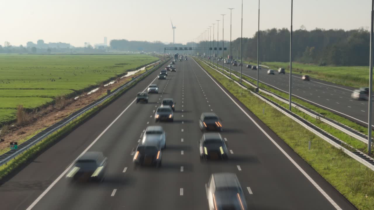 바쁜 네덜란드 고속도로 차선에서 운전하는 자동차 시간 경과