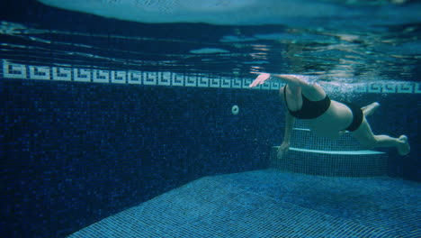 Cinematic-front-crawl-in-a-swimming-pool-heavily-pregnant