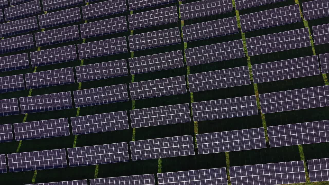 Pannelli solari disposti in file in una giornata di sole in un campo di energia rinnovabile