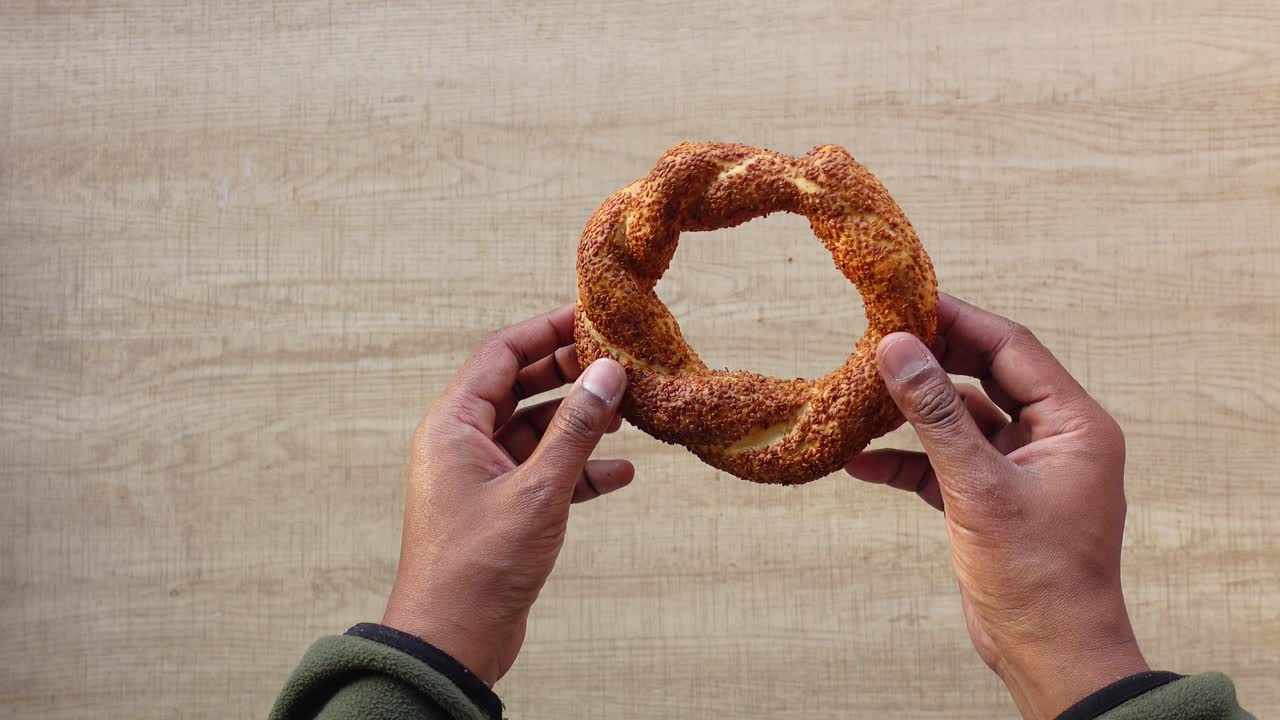 Hands holding a Turkish Simit
