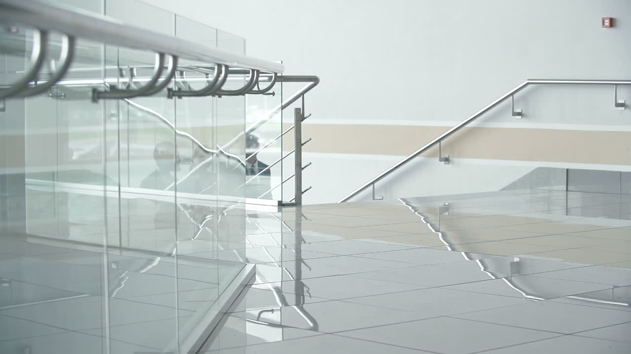 비즈니스 팀 작업은 재정 문제에 대해 이야기하는 현대적인 시설을 돌아다닙니다.