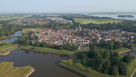 volando hacia la hermosa ciudad fortaleza naarden en los países bajos