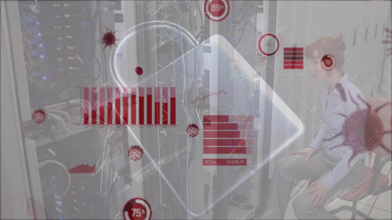 animación del procesamiento de datos sobre una trabajadora caucásica en la sala de servidores